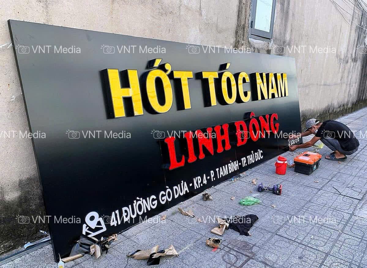Đội ngũ VNT Media thi công bảng hiệu chuyên nghiệp
