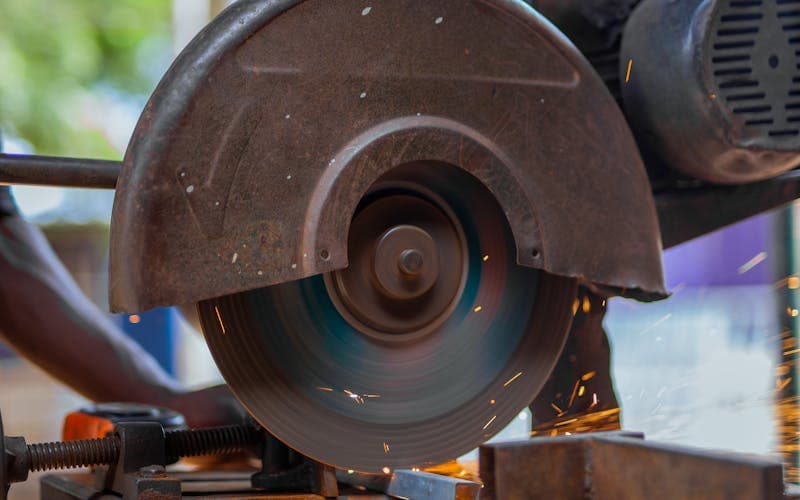 Máy cắt laser cắt chi tiết nhỏ chữ nổi logo phức tạp tại VNT Media