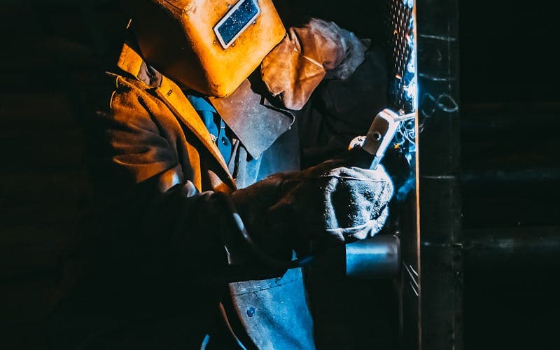 Máy hàn gia công khung sắt inox kết cấu bảng hiệu tại VNT Media