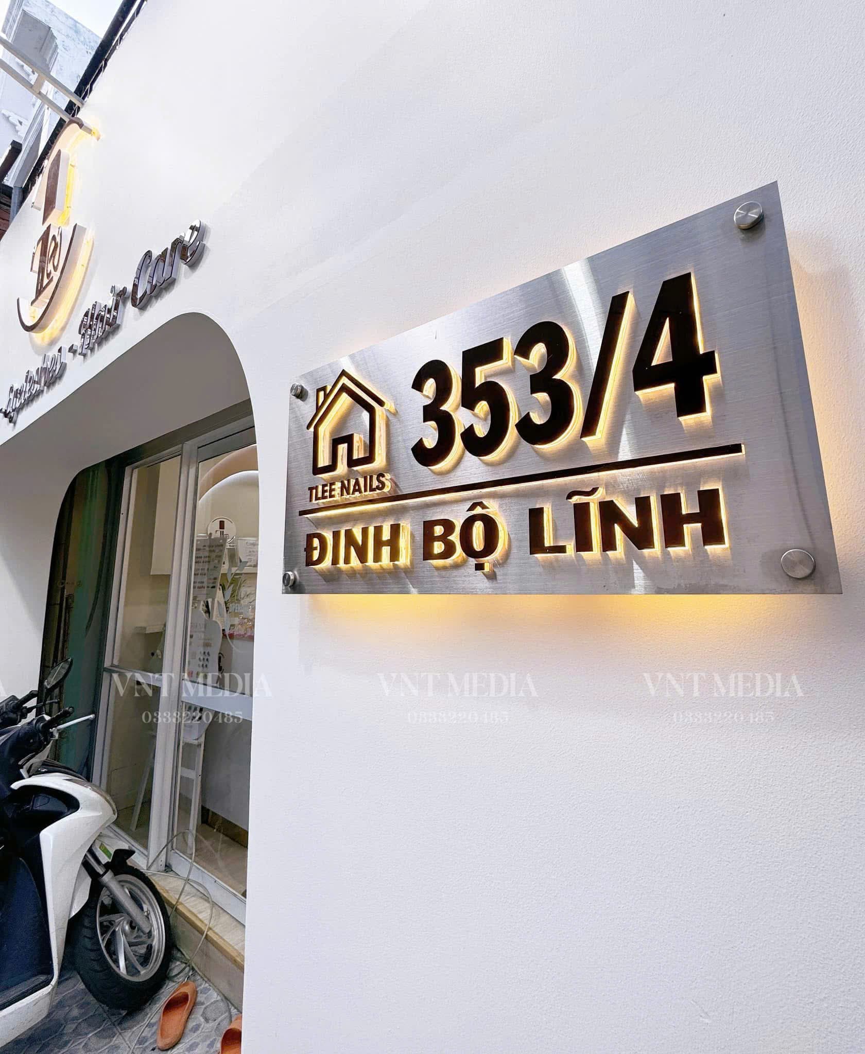 So sánh chữ nổi mica và chữ nổi inox cho bảng hiệu