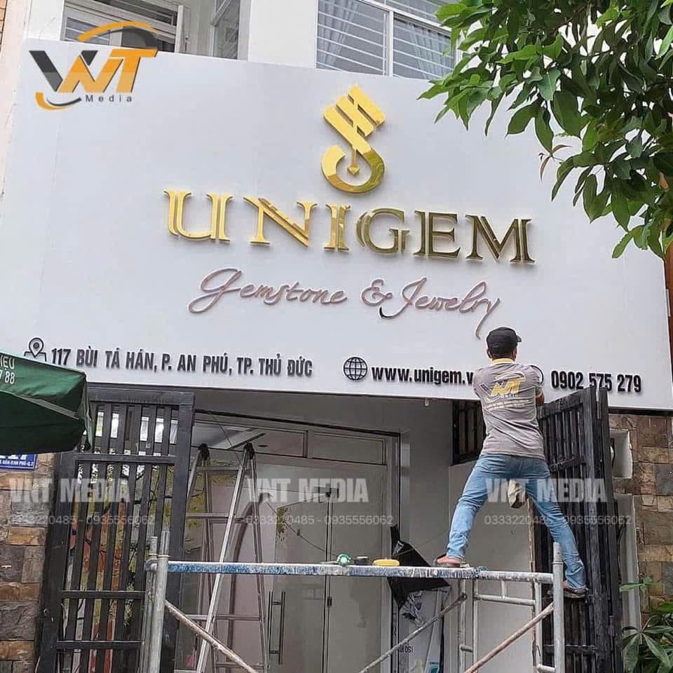 Hướng dẫn chọn chất liệu bảng hiệu phù hợp cho cửa hàng